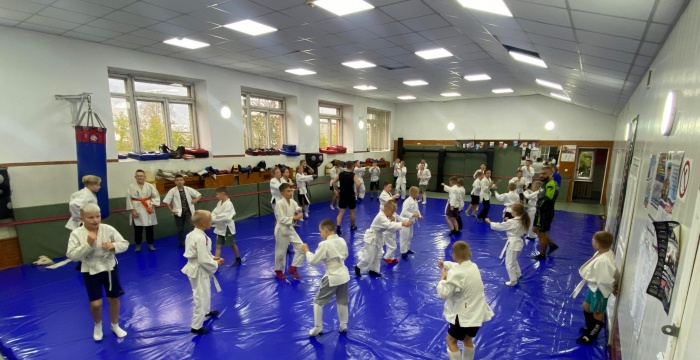 Топкинский цементный завод помог городскому клубу единоборств приобрести спортивный инвентарь